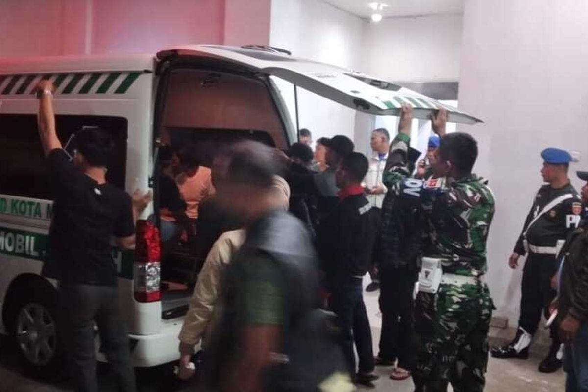 Jenazah anggota TNI yang dibawa menggunakan mobil ambulans menuju rumah duka di Kabupaten Pangkep, Sulawesi Selatan (Sulsel), Senin (24/4/2023) malam