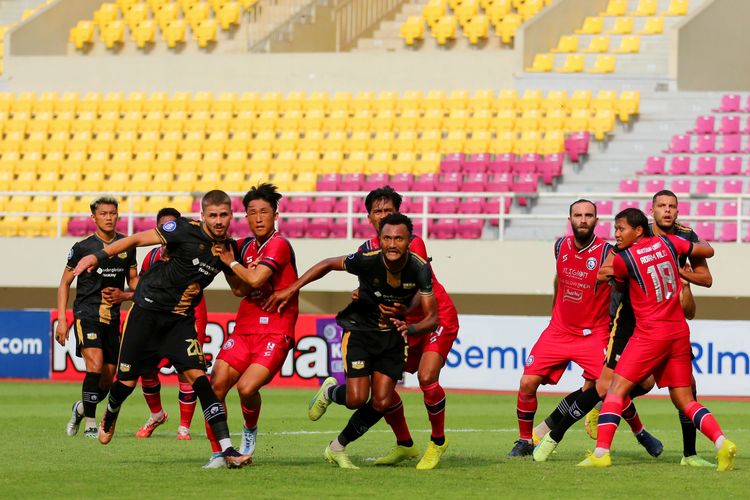 Pemain Dewa United FC dan pemain Arema FC saling jaga saat pertandingan pekan ke-12 Liga 1 2022-2023 yang berakhir dengan skor 0-2 di Stadion Manahan Solo, Rabu (7/12/2022) sore.