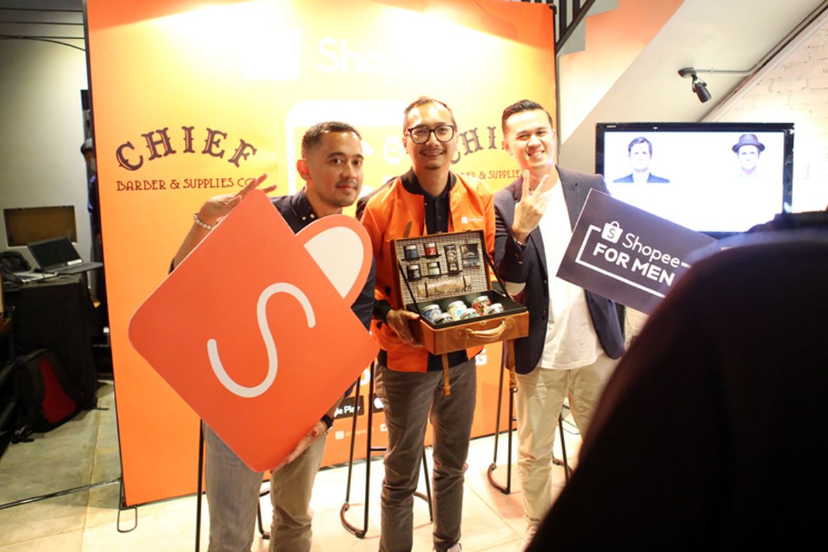 Pemilik Chief Barber -Supplies Co Fatsi Anzani (kiri), Country Brand Manager Shopee Rezki Yanuar (tengah), dan Oky Andries founder Chief Barber - Supplies Co.