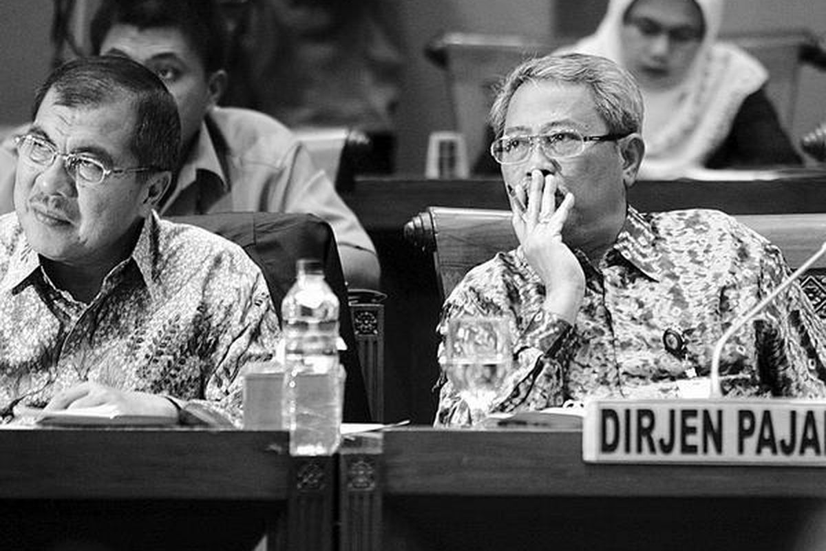 Direktur Jenderal Pajak Mohammad Tjiptardjo menyimak pertanyaan anggota Komisi XI DPR saat rapat dengar pendapat mengenai kasus pajak yang melibatkan Gayus Tambunan di Gedung MPR/DPR/DPD, Senayan, Jakarta, Rabu (7/4).