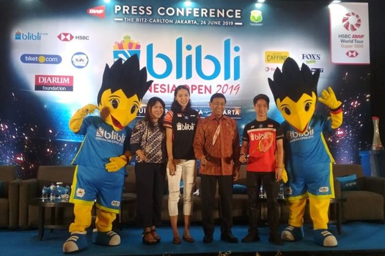 Dua pemain utama Indonesia, Gloria Emanuelle Widjaja dan Kevin Sanjaya Sukamuljo bersama Ketum PBSI Wiranto dan Kabib Binpres, SUsy Susanti.