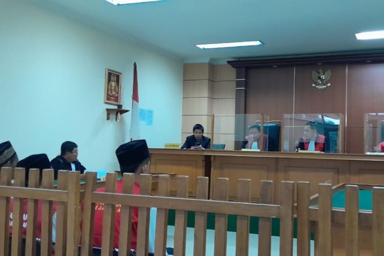 Suasana sidang kasus pembunuhan di Pengadilan Negeri Serang. Tiga terdakwa dituntut oleh jaksa dengan pidana penjara selama 12 tahun.
