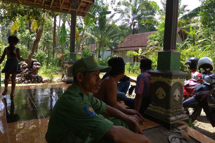 Rumah keluarga Suliono, pelaku penyerangan Gereja di Krajan Desa Kandangan Kecamatan Pesanggaran Banyuwangi dijaga aparat kepolisian. Namun penjagaan hanya dilakukan di halaman depan karena rumah pelaku tertutup dan tidak mau menerima tamu.