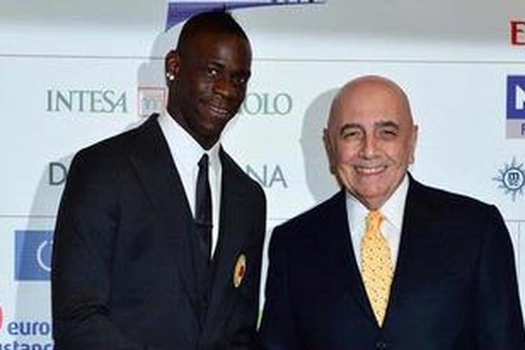 Striker baru AC Milan, Mario Balotelli (kiri), berfoto bersama dengan Direktur Olahraga yang juga Wakil Presiden Milan Adriano Galliani dalam jumpa media pada 1 Februari 2013 di Stadion San Siro, Milan. 