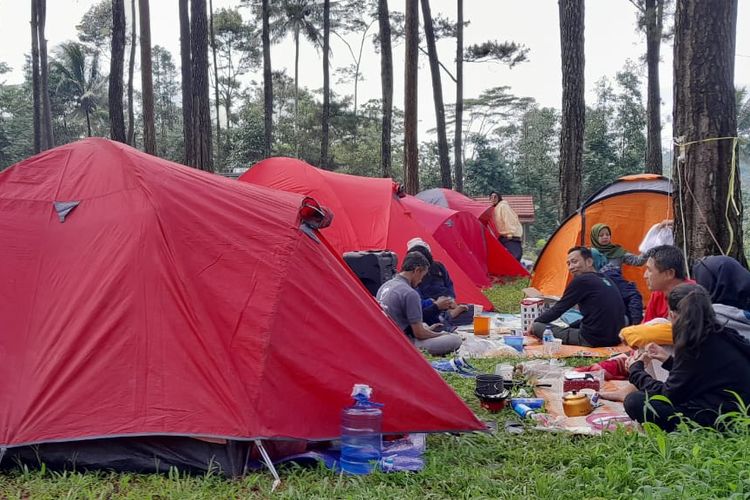 Camping ground di Wisata alam Sirah Pemali di Brebes, yaitu wisata mata air di tengah hutan pinus yang dilengkapi dengan beragam wahana dan fasilitas. 
