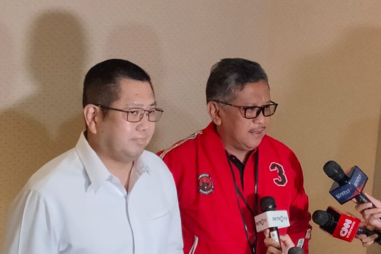 Ketua Umum Perindo Hary Tanoesoedibjo dan Sekjen PDI-P Hasto Kristiyanto saat memberikan konferensi pers hari kedua pelatihan juru kampanye pemenangan Ganjar Pranowo, Selasa (18/7/2023).