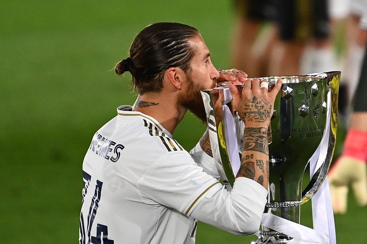 Pemain Real Madrid Sergio Ramos mencium trofi usai timnya berhasil menjadi juara Liga Spanyol setelah mengalahkan Villarreal 2-1 di Stadion Alfredo di Stefano, Valdebebas, pada Jumat (17/7/2020) dini hari WIB. Hasil ini menjadi trofi Liga Spanyol ke-34 Real Madrid dan yang ke-11 bagi Zinedine Zidane menangani Los Blancos, termasuk tiga gelar Liga Spanyol.