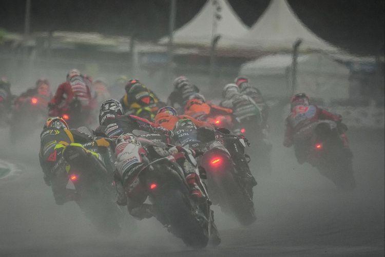 Lampu belakang motor MotoGP saat hujan