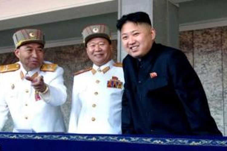 Dalam foto yang diambil 15 April 2012 ini, pemimpin Korea Utara Kim Jong Un nampak menghadiri sebuah acara didampingi Wakil Ketua Komisi Militer Pusat, Choi Ryong Hae (tengah) dan 
staf jenderal Ri Yong Ho. Beredar kabar, Choi Ryong Hae telah menjadi korban 