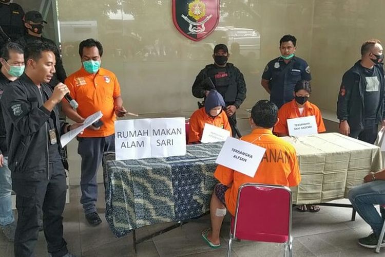 Polda Metro Jaya menggelar rekonstruksi pembunuhan terhadap seorang pengusaha roti asal Taiwan, Hsu Ming-Hu (52) yang terjadi di Cluster Carribean, Kota Deltamas Cikarang Pusat, Kabupaten Bekasi, Jawa Barat, Jumat (24/7/2020) sore. Rekonstruksi tersebut dilakukan di wilayah Polda Metro Jaya pada Kamis (13/8/2020).