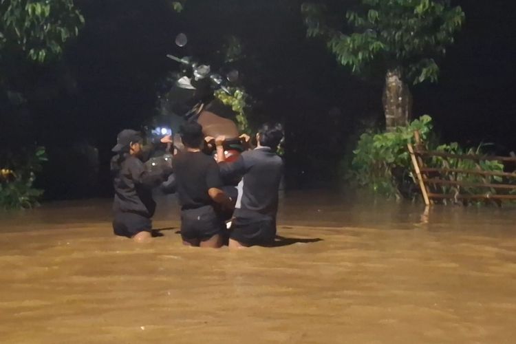 Banjir Setinggi 1,5 Meter Rendam Rumah Warga di Lumajang