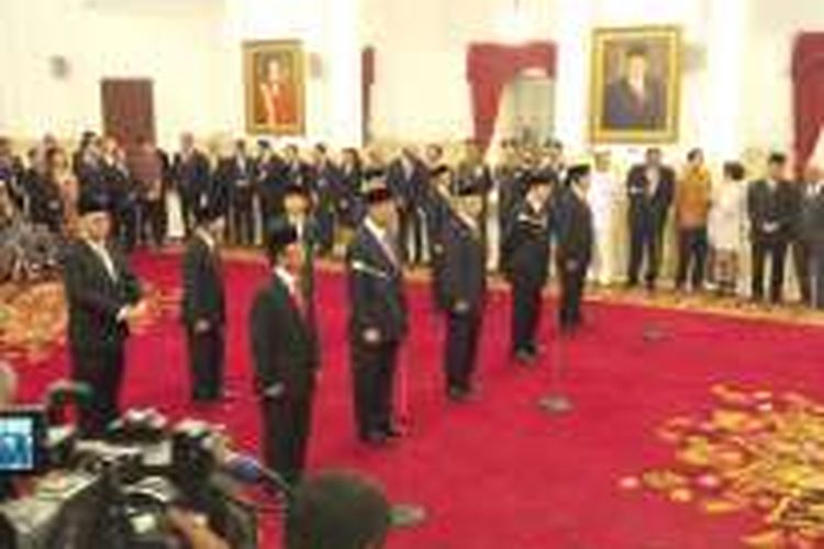 Presiden Joko Widodo melantik 10 duta besar Indonesia yang akan bertugas di luar negeri. Pelantikan dilakukan di Istana Negara, Jakarta, Kamis (25/2/2016) siang. 