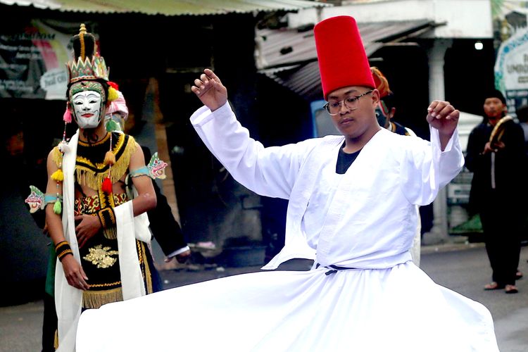 Kirab gunungan apem diiringi topeng malangan dan tarian sufi menuju Pesarean Ki Ageng Gribig Kota Malang, Kamis (27/2/2025) siang.