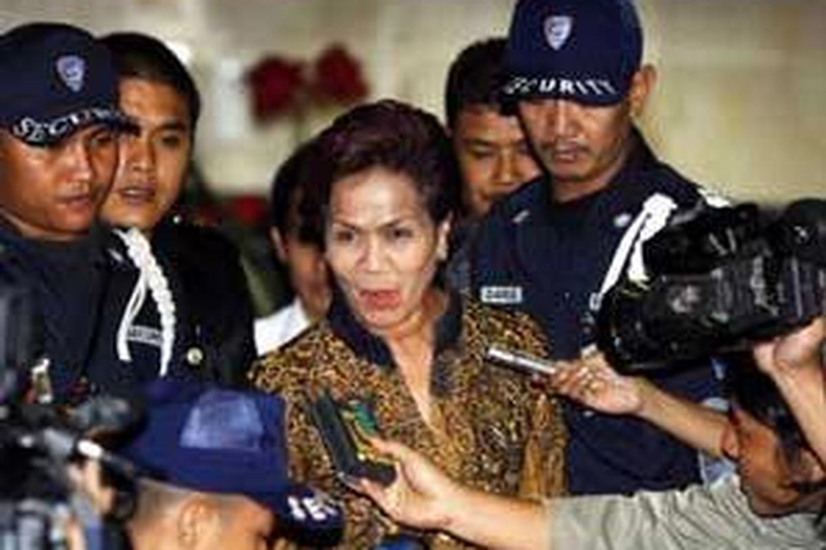 Mantan Deputi Gubernur Senior Bank Indonesia, Miranda S Goeltom usai pemeriksaan di Gedung Komisi Pemberantasan Korupsi (KPK), Jakarta Selatan, Rabu (28/10). 