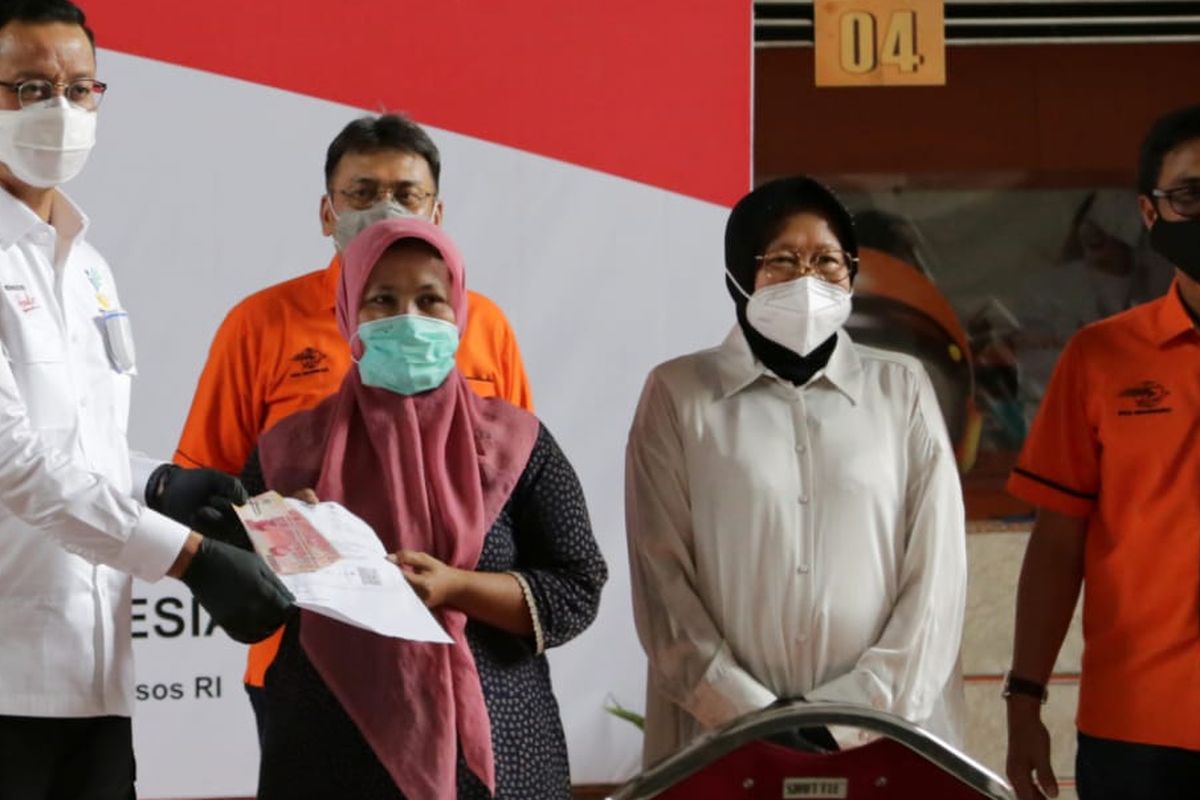 Mensos Juliari P Batu Bara , Walikota Surabaya , Dirut PT POS menyaksikan penyaluran BST tahap 7