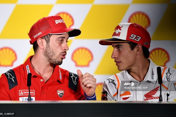 Pebalap Repsol Honda, Marc Marquez (kanan), tengah berbincang dengan rider Ducati, Andrea Dovizioso, pada sebuah sesi konferensi pers jelang MotoGP Malaysia 2019, 31 Oktober 2019.