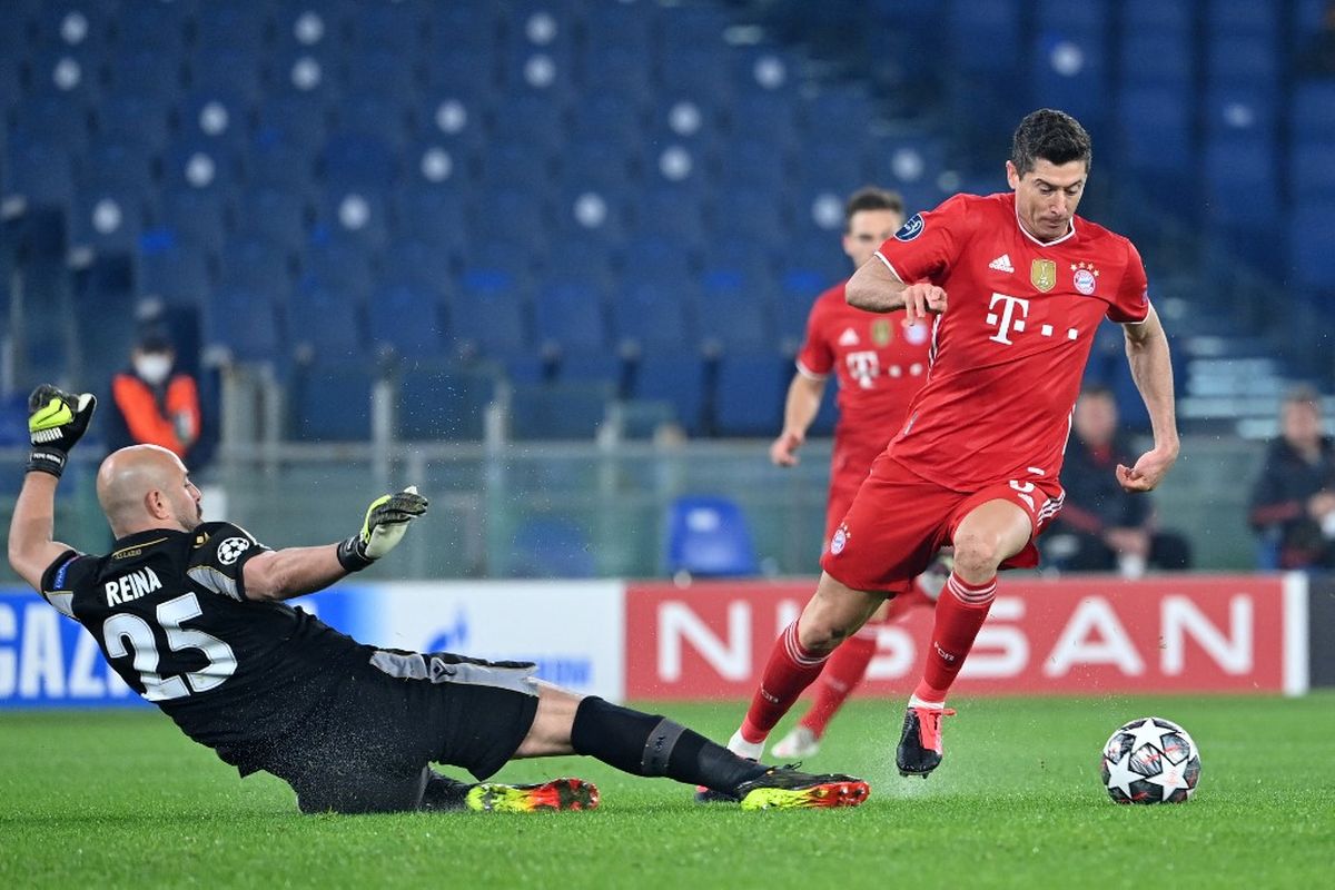 Robert Lewandowski melewati Pepe Reina saat FC Bayern Muenchen menghancurkan tuan rumah Lazio kala bertandang ke Stadion Olimpico, Italia, Rabu (24/2/2021) dini hari WIB.