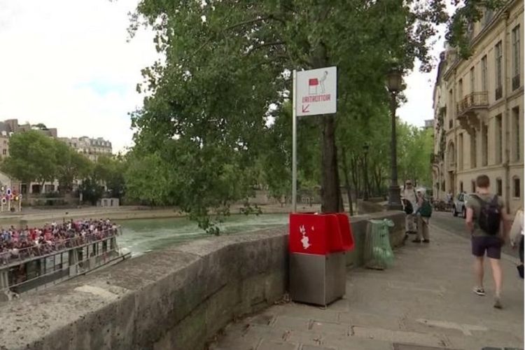 Kotak merah itulah bentuk uritrottoirs alias tempat buang air kecil yang dipasang di beberapa lokasi di kota Paris.
