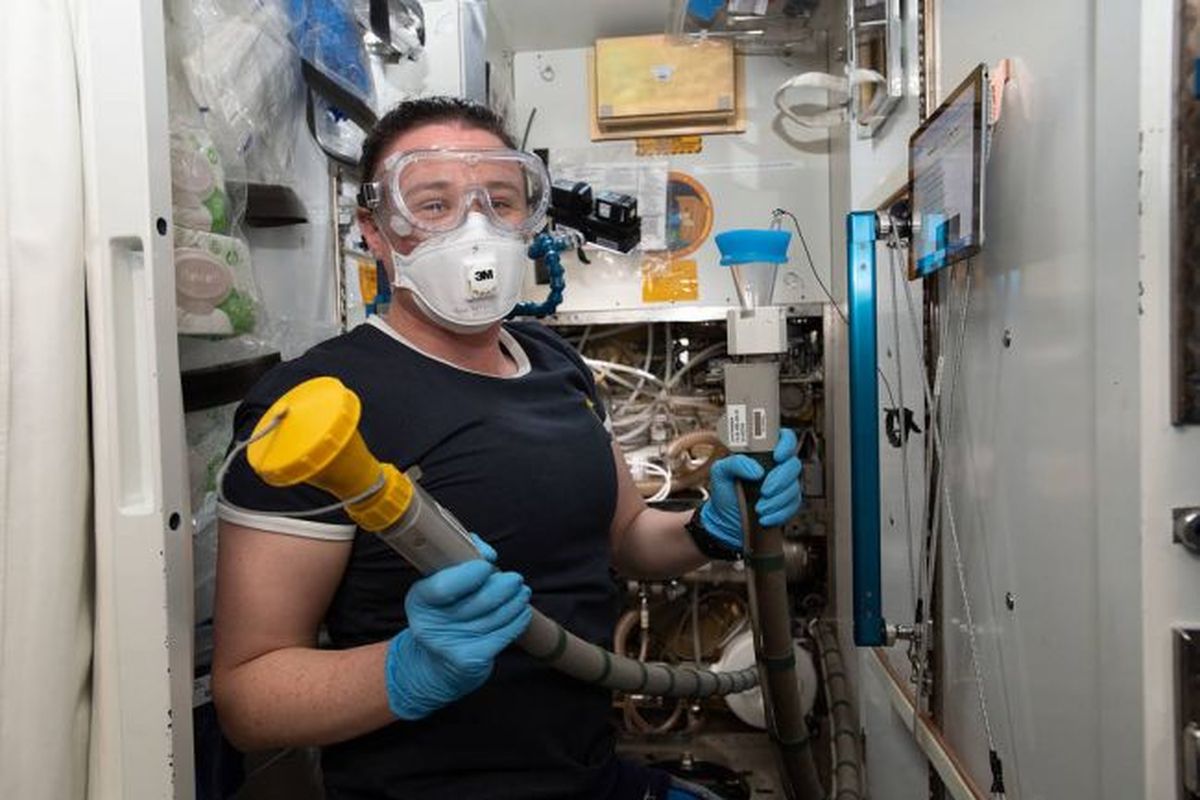 Astronot NASA Serena Auñón-Chancellor melakukan perawatan toilet stasiun luar angkasa
