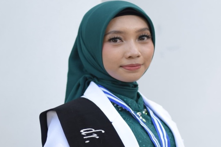 Amadea Azzahra Sonia Pertiwi menjadi lulusan terbaik saat periode wisuda Profesi Dokter ke-47 Fakultas Kedokteran UIN Jakarta pada Kamis (25/1/2024).