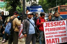 Puluhan Karyawan Ayah Mirna Datangi Sidang Jessica