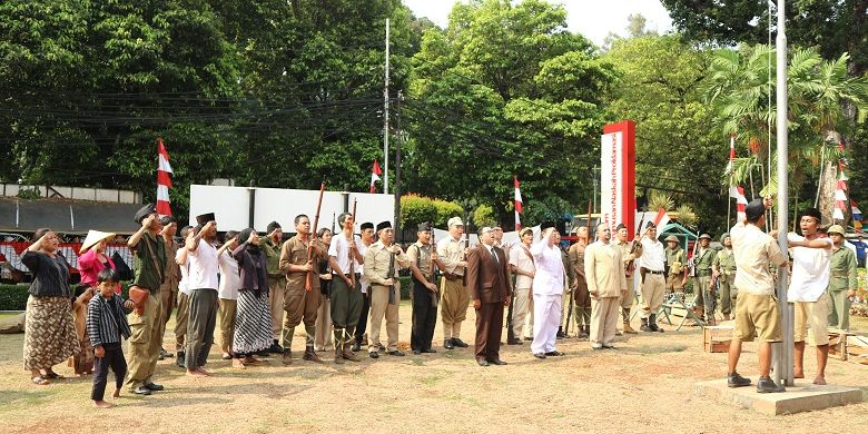 Suasana aksi teatrikal kemerdekaan di bekas rumah Laksamana Tadashi Maeda yang kini menjadi Museum Perumusan Naskah Proklamasi dalam acara Napak Tilas Kemerdekaan, Rabu (16/8/2017) siang. Aksi teatrikal dibawakan oleh Komunitas Reka Ulang Sejarah. Teatrikal tersebut untuk memeriahkan Hari Kemerdekaan Republik Indonesia di Museum Naskah Proklamas