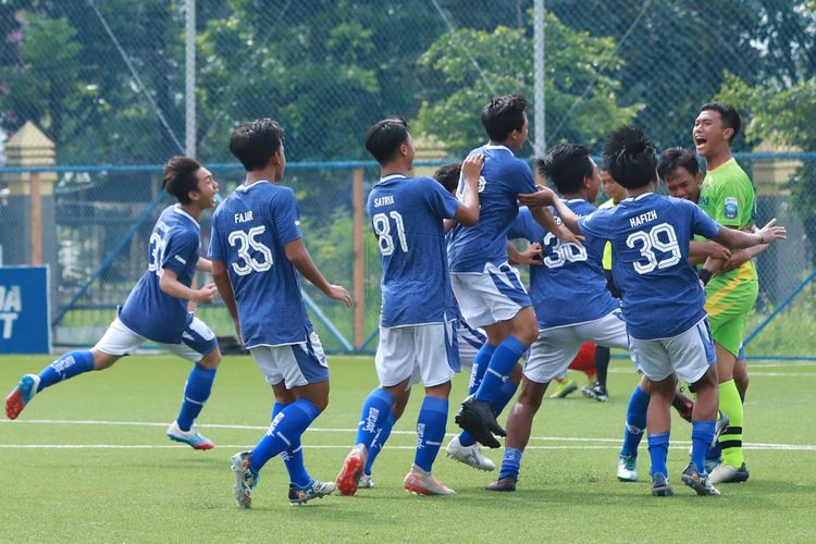 Pemain PERSIB U-18 merayakan kemenangan usai kiper Fadri Sidiq menepis tendangan penalti pemain Persija di Lapangan Sabilulungan Kabupaten Bandung, Senin, 22 November 2021. 