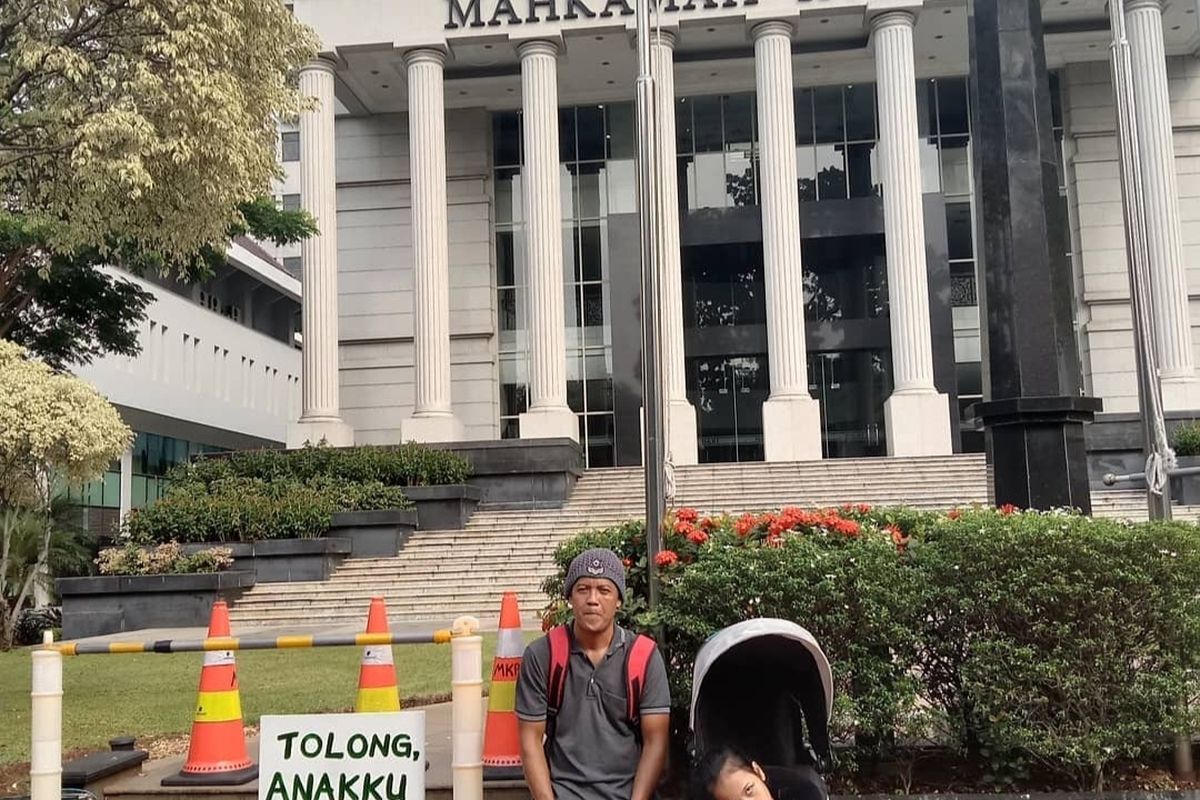 Santi Warastuti (43) bersama anaknya, Pika, dan suaminya, Sunarta, berjalan dari CFD ke Mahkamah Konstitusi (MK), Minggu (26/6/2022), perjuangkan agar ganja dilegalkan untuk pengobatan anaknya.