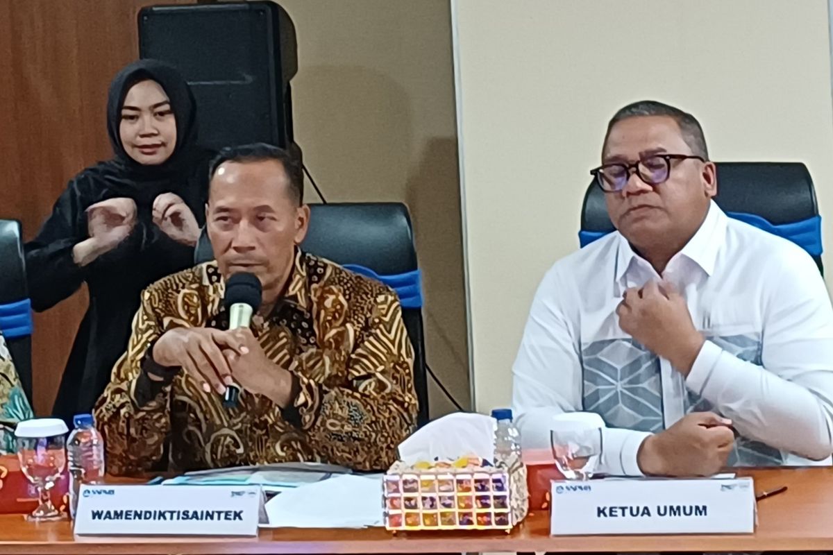 Konferensi pers SNPMB 2026 yang turut dihadiri Wamen Diktisaintek Fauzan (tengah), Ketua Umum Tim Penanggung Jawab SNPMB 2026 Eduart Wolok (kanan), di Gedung Kemdiktisaintek, Jakarta Pusat, Selasa (16/9/2025).
