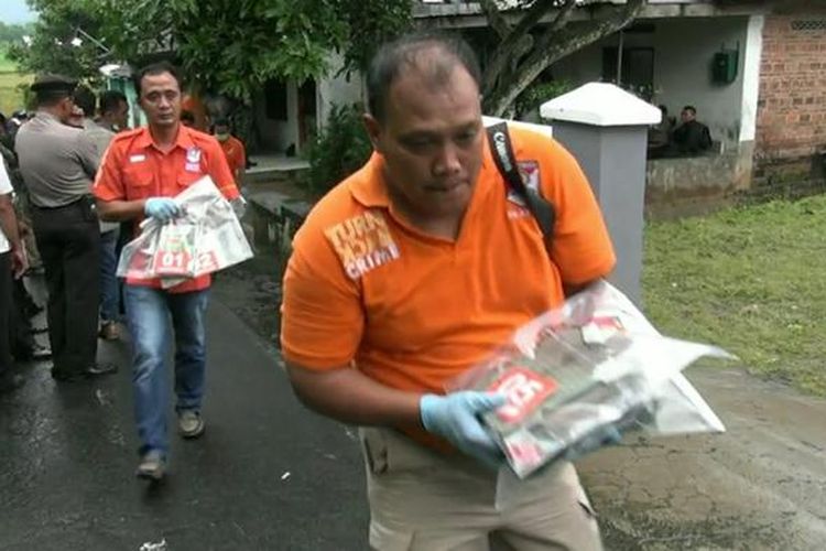 Petugas amankan barnang bukti dari rumah terduga tereoris di Banyudono, Boyolali, Jumat (3/2/2017) 