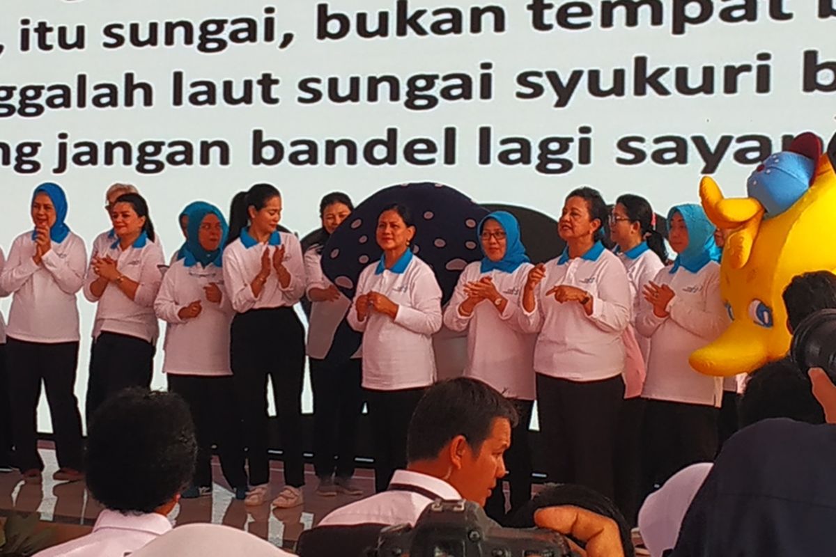 Iriana Joko Widodo berkunjung ke Babelan Kota, Bekasi, dalam kegiatan Gerakan Indonesia Bersih, Senin (16/9/2019).