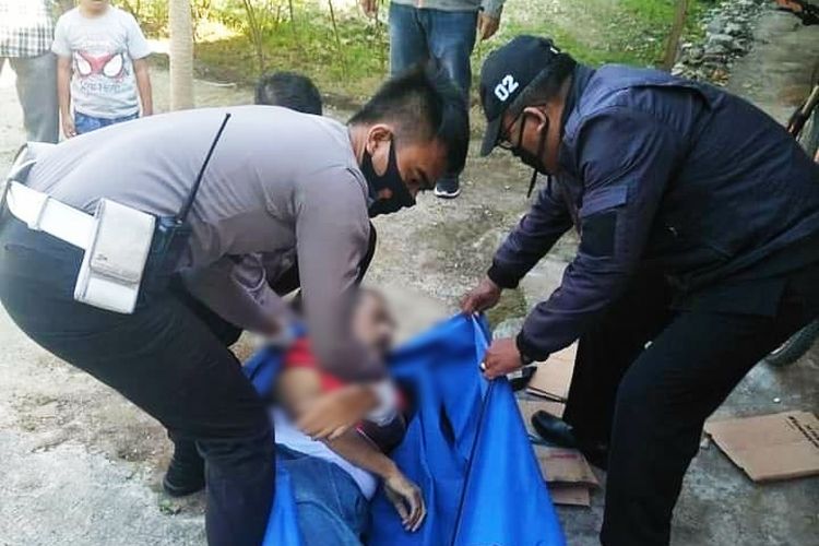 Saat petugas Lantas Polres Serang Kota saat mengevakuasi jenazah ke rumah sakit 