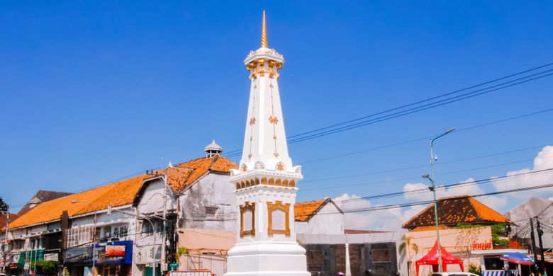 Centuries-old Tugu Monument is one of the famous icons in Yogyakarta. 