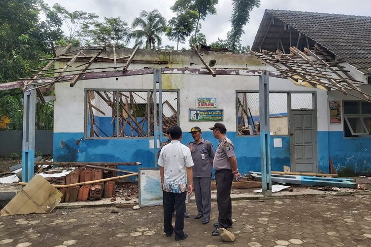 Foto dokumentasi Polsek Bangsalsari: Kondisi ruang kelas III SDN Curahkalong 5 Kabupaten Jember yang ambruk