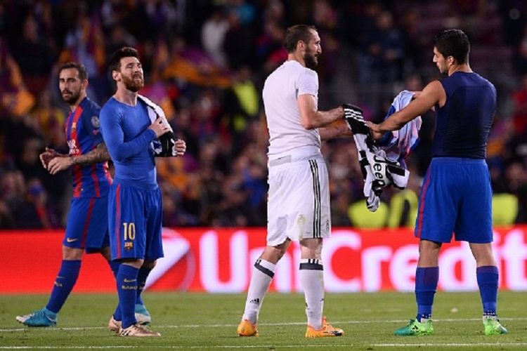 Bek Juventus, Giorgio Chiellini, dan dua penyerang Barcelona, Lionel Messi dan Luis Suarez, tampak saling bertukar kostum seusai pertandingan perempat final Liga Champions di Stadion Camp Nou, Rabu (19/4/2017). 