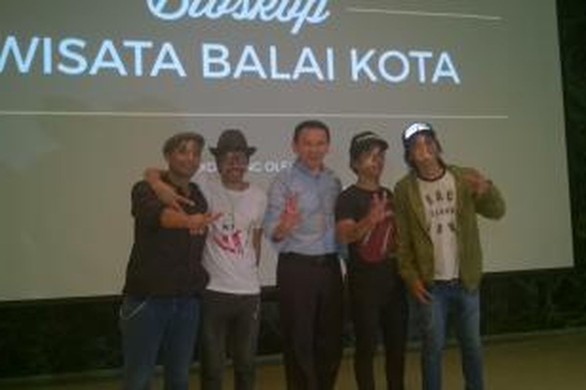 Gubernur DKI Jakarta, Basuki Tjahaja Purnama, dan band Slank diabadikan dalam acara menonton bareng film Slank Nggak Ada Matinya di Balai Agung, Balai Kota DKI Jakarta, Jakarta Pusat, Minggu (4/10/2015).