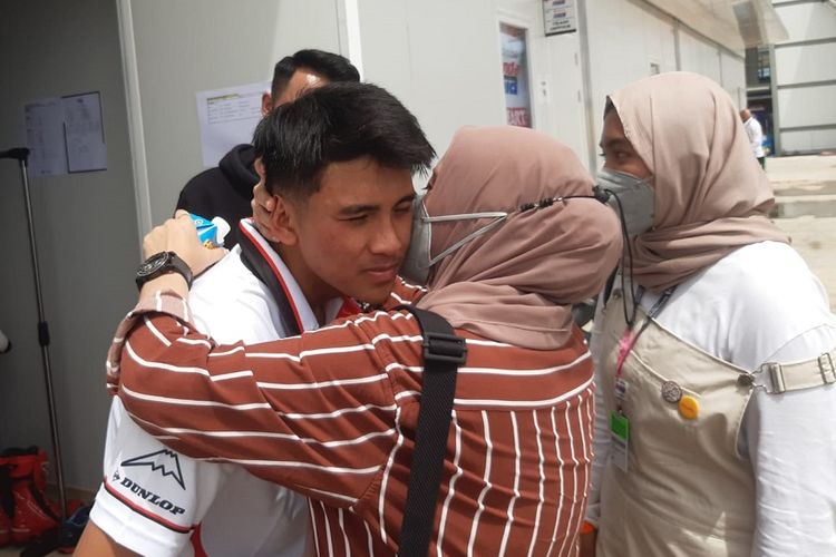 Pebalap Indonesia yang tampil di kelas Moto3, Mario Suryo Aji, mendapat pelukan dari sang ibu setelah meraih front row untuk balapan utama di Sirkuit Mandalika, Lombok Tengah, Nusa Tenggara Barat.