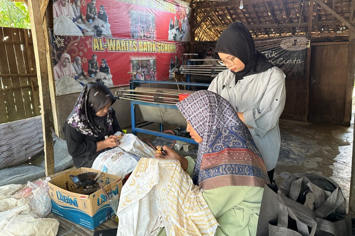Batik dengan wangi layaknya aromaterapi mungkin belum familiar bagi sebagian masyarakat Indonesia. Produk batik dengan wangi aromaterapi muncul dari sosok pemilik Al-Warits, Warisatul Hasanah (34). Warits, sapaan perempuan lulusan STIE Perbanas Surabaya tersebut membuat inovasi batik aromaterapi untuk memasarkan batik produksi para perajin dari Pulau Madura.