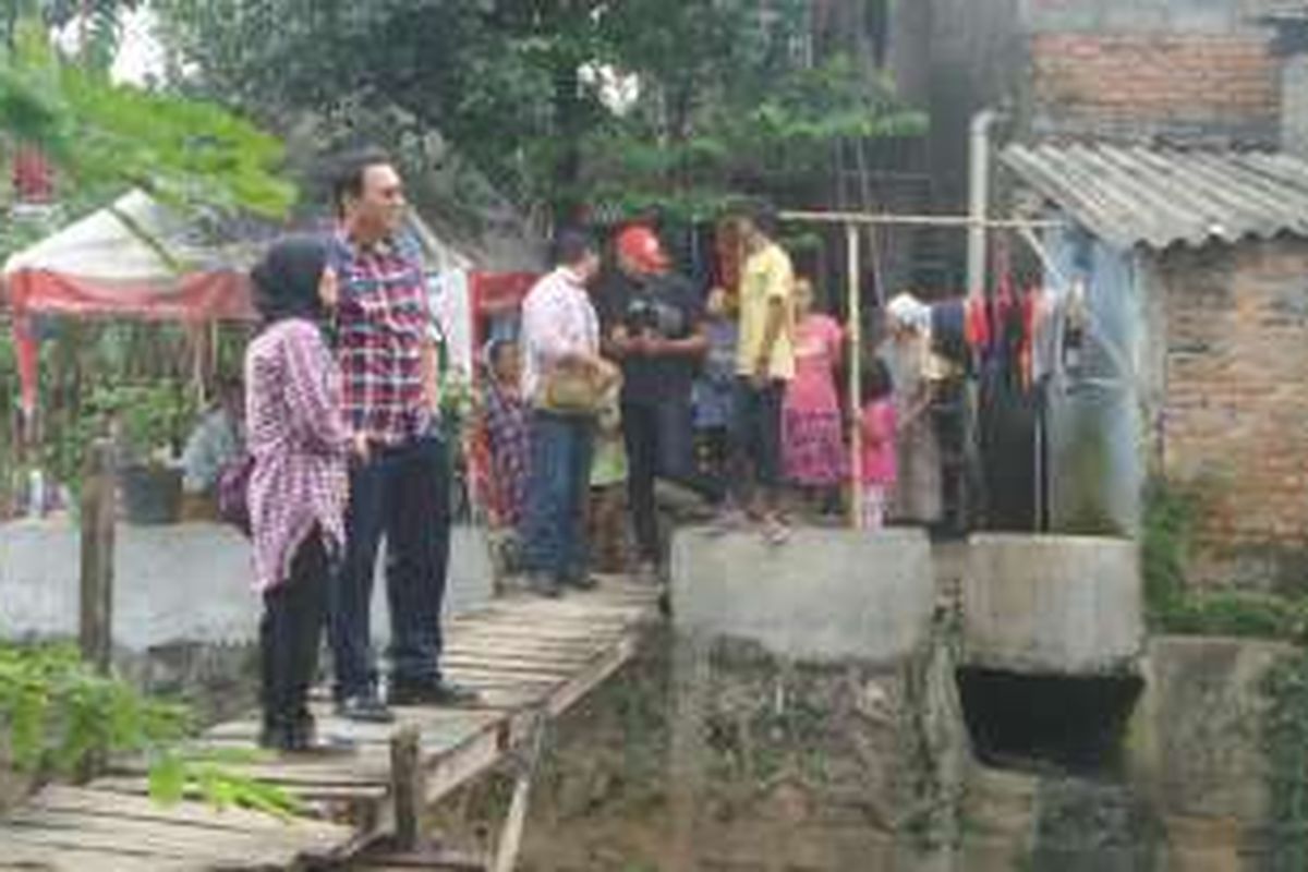 Cagub DKI Basuki Tjahaja Purnama mengecek kondisi kali mati di Pondok Bambu, Senin (16/1/2017). 