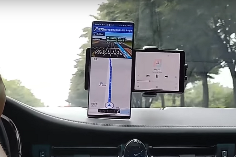 Penampakan ponsel dua layar LG Wing dalam sebuah video.