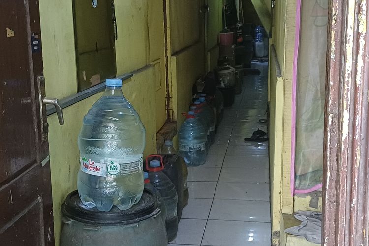 PAM Bakal Mati 2 Hari, Warga Ancol Ramai-ramai Tampung Air Pakai Galon