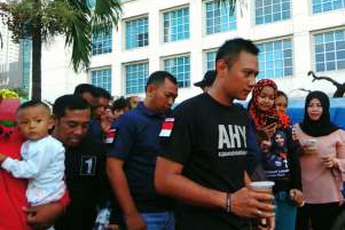 Calon gubernur DKI Jakarta Agus Harimurti Yudhoyono disela berkampanye di acara senam, di Jalan Puri Elok, Kembangan Selatan, Jakarta Barat, Minggu (8/1/2017). 