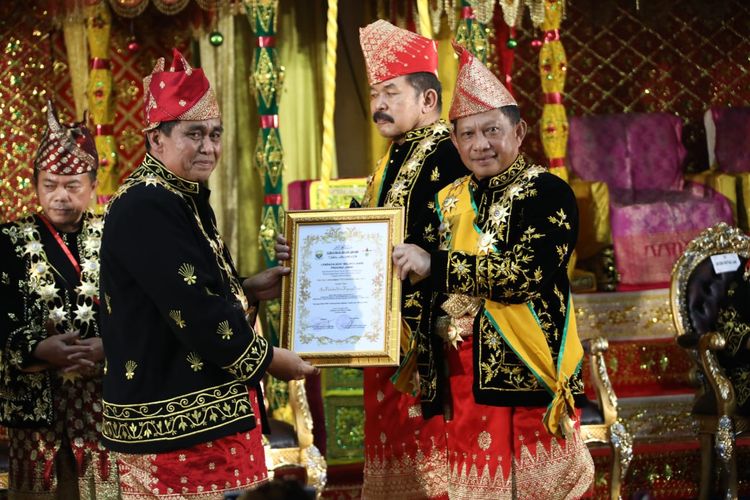 Menteri Dalam Negeri (Mendagri) Muhammad Tito Karnavian dianugerahi gelar adat melayu Jambi tingkat utama Sri Paduko Setyo Payung Negeri dari Lembaga Adat Melayu (LAM) Jambi, Sabtu (27/8/2022).  Dikutip keterangan resmi Kemendagri, penganugerahan tersebut berlangsung di Balairung Sari LAM Jambi, Jambi, kemarin.