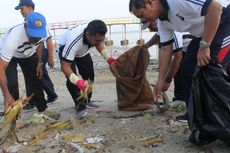 Prihatin Kondisi Sampah di Pantai Kutang, Polisi Bersih-bersih