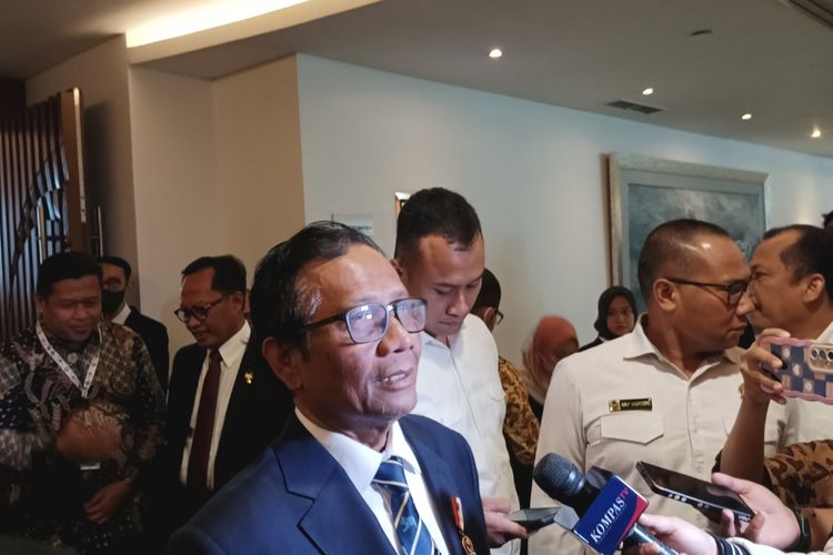 Menko Polhukam sekaligus bakal cawapres Mahfud MD memberikan keterangan pers usai mengisi materi soal implementasi INCAC di Hotel Le Meridien, Jakarta, Senin (13/11/2023).