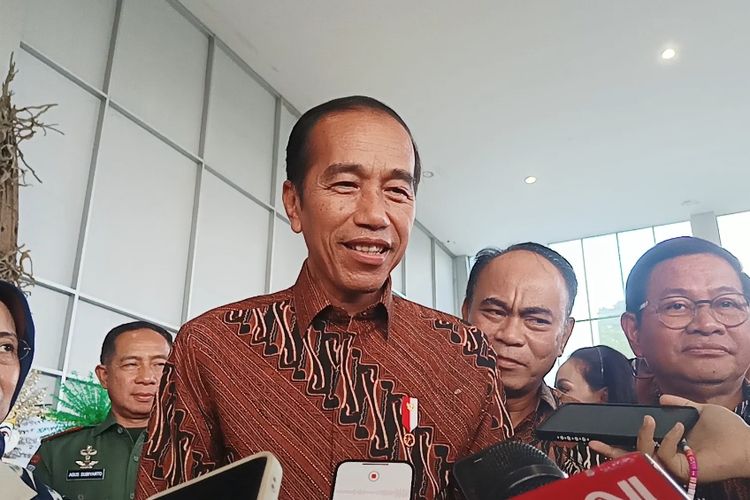 Presiden Joko Widodo saat memberikan keterangan pers usai menghadiri acara peringatan Hari Pers Nasional 2024 di Ancol, Jakarta Utara, Selasa (20/2/2024).