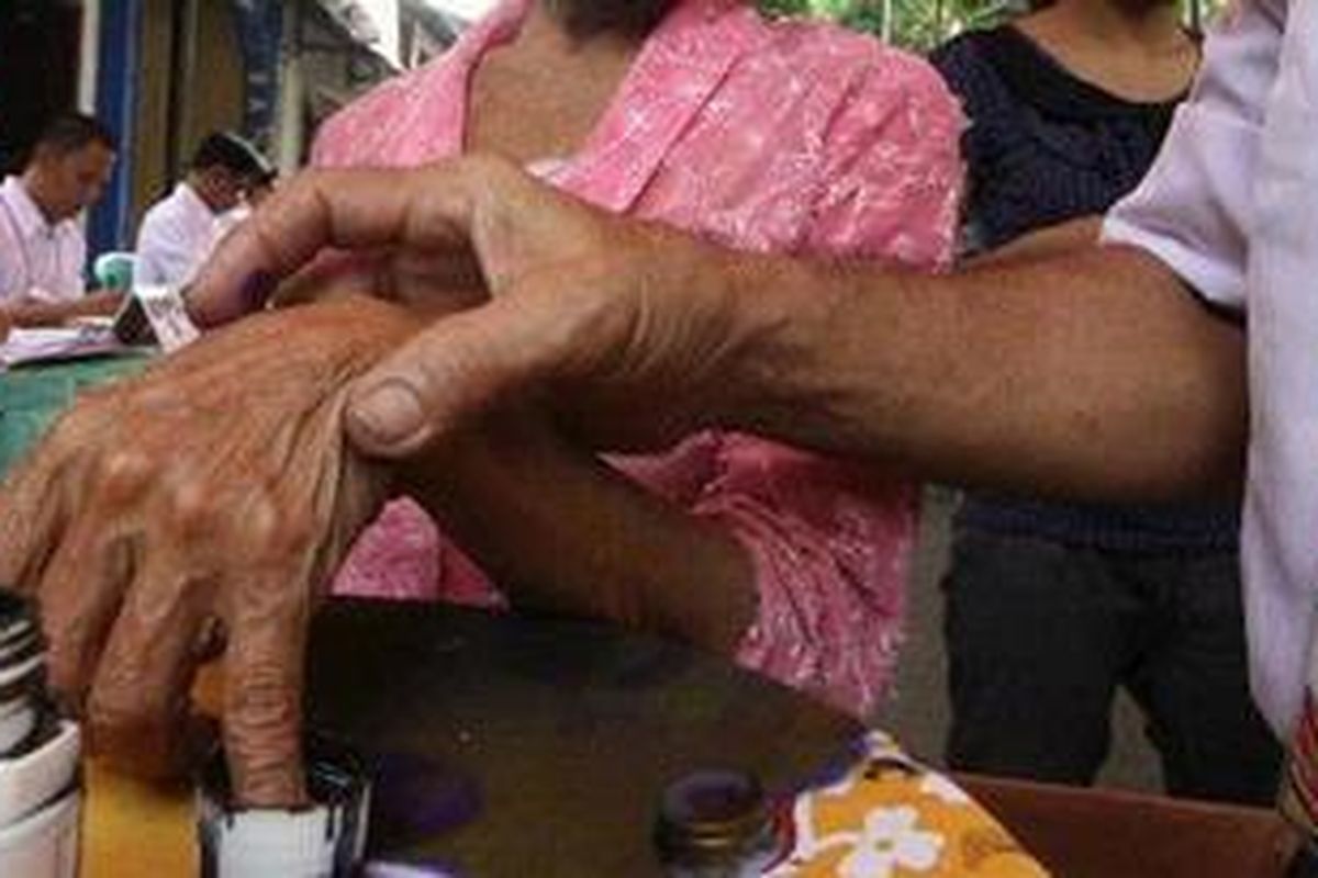 Amah (68), warga Tanah Tinggi, Jakarta Pusat, Rabu (11/7/2012), menggunakan hak pilihnya di TPS 54. 