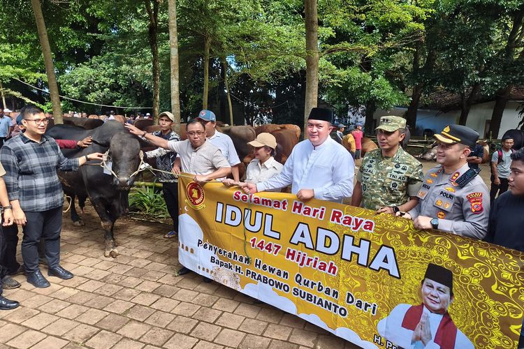 Presiden Prabowo Salurkan 109 Hewan Kurban ke Babakan Madang Bogor