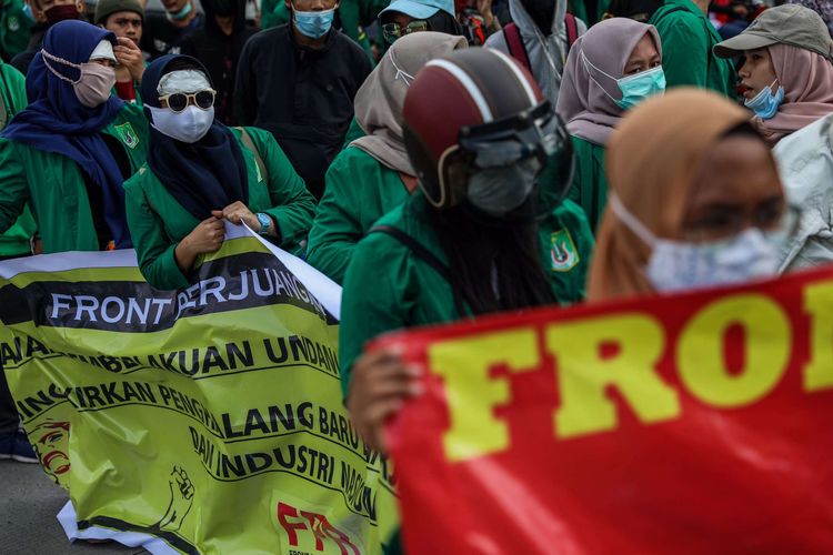Mahasiswa yang tergabung dalam BEM Seluruh Indonesia (SI) melakukan aksi unjuk rasa di kawasan Patung Kuda, Jakarta Pusat, Selasa (20/10/2020). Mereka menolak pengesahan omnibus law Undang-undang Cipta Kerja yang bertepatan dengan satu tahun pemerintahan Jokowi-Ma'ruf.