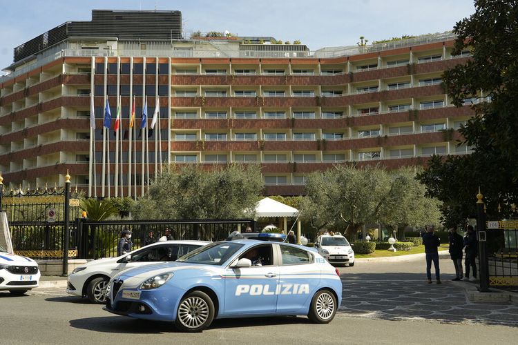 Sebuah mobil polisi meninggalkan hotel Cavalieri Hilton di Roma di mana penasihat keamanan nasional AS Jake Sullivan dan penasihat kebijakan luar negeri China Yang Jiechi bertemu untuk membicarakan situasi di Ukraina, Senin, 14 Maret 2022.